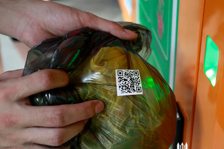 扫描垃圾袋上的二维码，，，，，，翻开箱门，，，，，，投放垃圾
